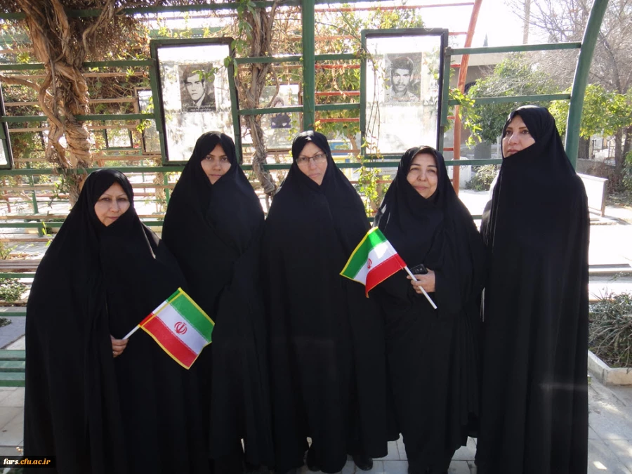 تجدید میثاق همکاران و استادان دانشگاه فرهنگیان فارس با شهدا به مناسبت سالروز ورود امام به میهن اسلامی 6