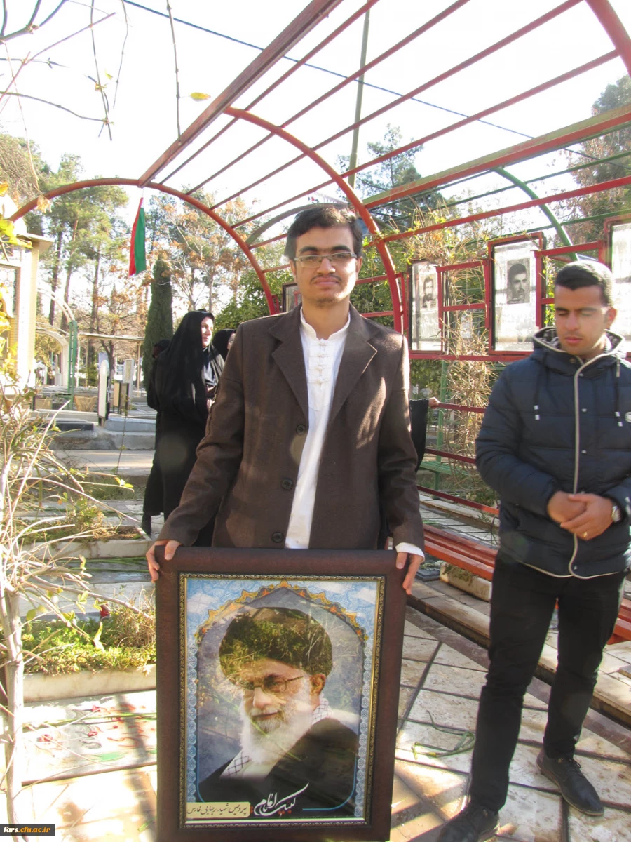 تجدید میثاق همکاران و استادان دانشگاه فرهنگیان فارس با شهدا به مناسبت سالروز ورود امام به میهن اسلامی 7