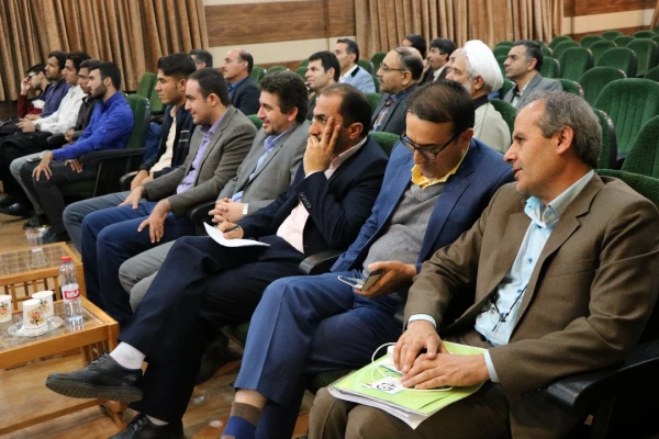 دیدار صمیمانه آقای دکتر خنیفر با دانشجویان پردیس شهید رجایی دانشگاه فرهنگیان فارس و پرسش و پاسخ با آنان 4