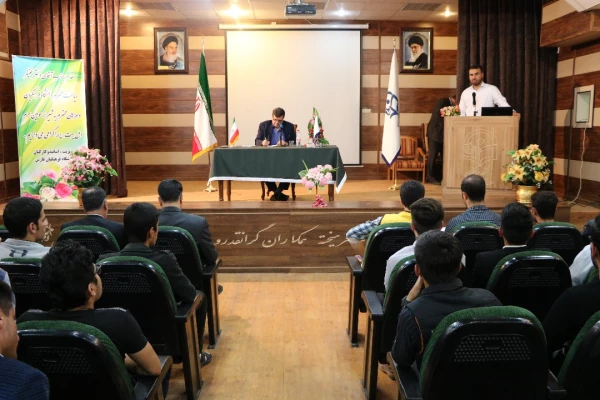 دیدار صمیمانه آقای دکتر خنیفر با دانشجویان پردیس شهید رجایی دانشگاه فرهنگیان فارس و پرسش و پاسخ با آنان 5