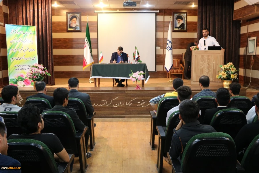 دیدار صمیمانه آقای دکتر خنیفر با دانشجویان پردیس شهید رجایی دانشگاه فرهنگیان فارس و پرسش و پاسخ با آنان 5