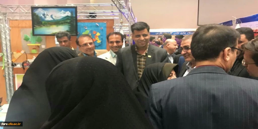 بازدید سرپرست محترم استانداری فارس جناب آقای مهندس رحمانی  و همچنین جناب اقای دکتر اناری نژاد مدیریت محترم دانشگاه فرهنگیان فارس وهیات همراه  از غرفه دانشگاه فرهنگیان فارس در نمایشگاه دست آورد های پژوهشی استان فارس  2