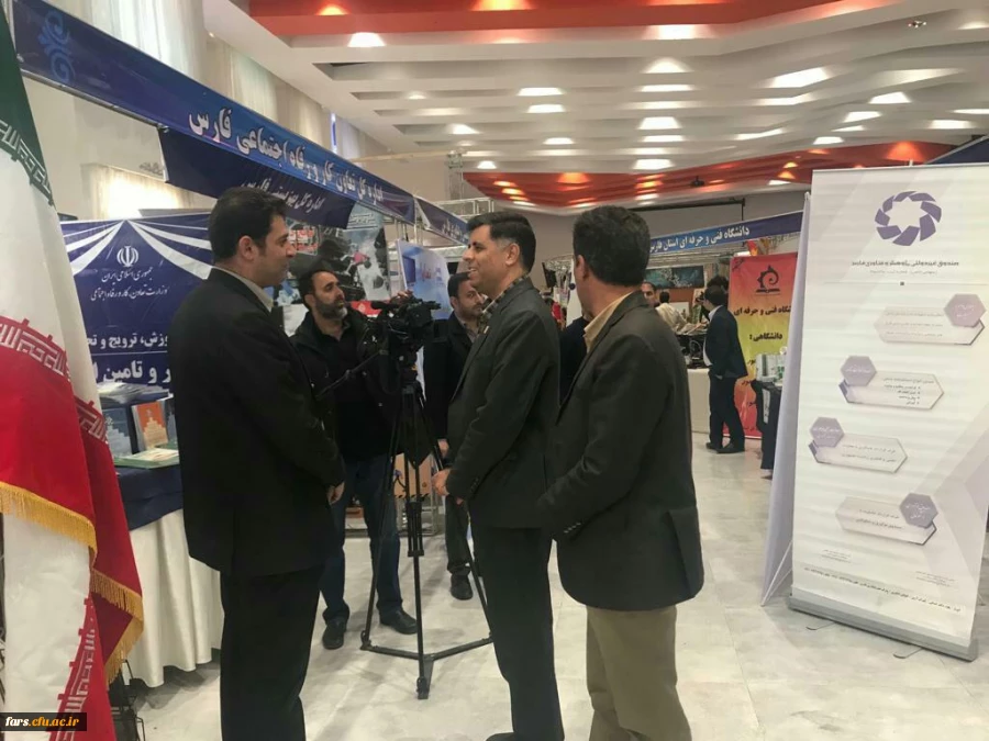 بازدید سرپرست محترم استانداری فارس جناب آقای مهندس رحمانی  و همچنین جناب اقای دکتر اناری نژاد مدیریت محترم دانشگاه فرهنگیان فارس وهیات همراه  از غرفه دانشگاه فرهنگیان فارس در نمایشگاه دست آورد های پژوهشی استان فارس  3