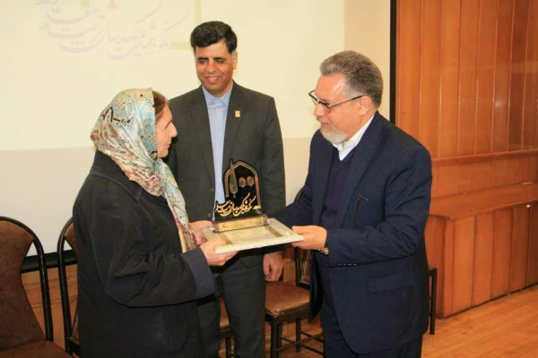 رضاکچوئیان جوادی معاون نظارت،ارزیابی و تضمین کیفیت دانشگاه فرهنگیان کشوردرگفتگوی اختصا صی با خبرنگار روزنامه" تماشا" درحاشیه برگزاری همایش نکوداشت یکصدمین سال تربیت معلم فارس درمرکزدانشگاه فرهنگیان استان فارس 2