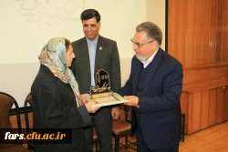 تجلیل و تقدیر دکترکچوئیان معاون نظارت و ارزیابی دانشگاه فرهنگیان کشور و دکتراناری نژاد سرپرست دانشگاه فرهنگیان فارس از سرکارخانم سکینه کیانی همسر بزرگوار فقید سعید استاد محمدبهمن بیگی در همایش یکصدمین سال تاسیس تربیت معلم در فارس 4