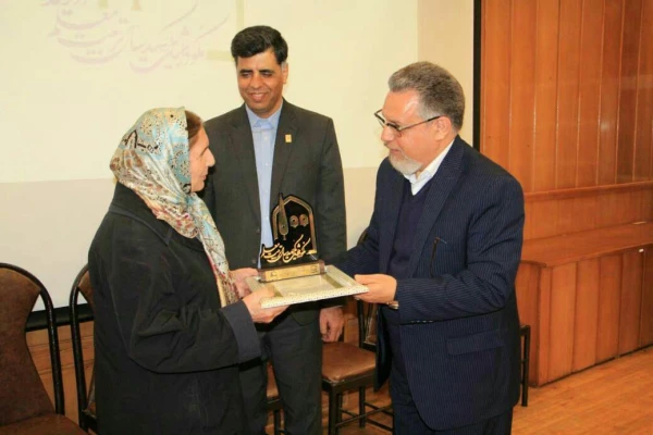 تجلیل و تقدیر دکترکچوئیان معاون نظارت و ارزیابی دانشگاه فرهنگیان کشور و دکتراناری نژاد سرپرست دانشگاه فرهنگیان فارس از سرکارخانم سکینه کیانی همسر بزرگوار فقید سعید استاد محمدبهمن بیگی در همایش یکصدمین سال تاسیس تربیت معلم در فارس 4