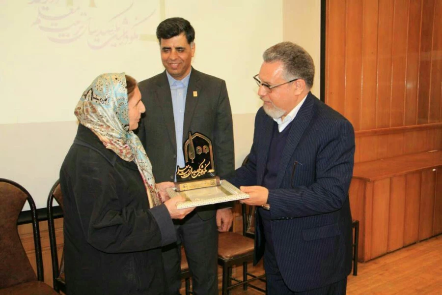 تجلیل و تقدیر دکترکچوئیان معاون نظارت و ارزیابی دانشگاه فرهنگیان کشور و دکتراناری نژاد سرپرست دانشگاه فرهنگیان فارس از سرکارخانم سکینه کیانی همسر بزرگوار فقید سعید استاد محمدبهمن بیگی در همایش یکصدمین سال تاسیس تربیت معلم در فارس 4