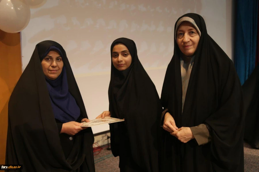 تجلیل از فاطمه سهولی دانشجو معلم پردیس شهید باهنر فارس و رتبه اول مسابقه وبلاگ نویسی توسط دکتر علی نژاد 2