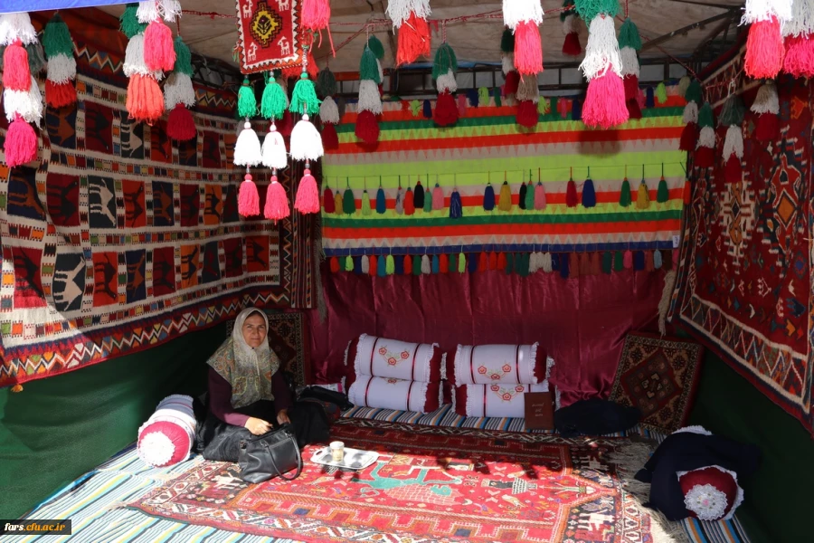 روز دوشنبه 9 اردیبهشت ماه 98 به مناسبت دهه سرآمدی  آموزش  همایش دانشجویی قومیت های دانشگاه فرهنگیان فارس با دعوت از نمایندگانی از سایر دستگاهها برگزار گردید 

 17