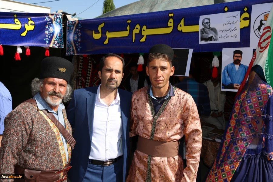 روز دوشنبه 9 اردیبهشت ماه 98 به مناسبت دهه سرآمدی  آموزش  همایش دانشجویی قومیت های دانشگاه فرهنگیان فارس با دعوت از نمایندگانی از سایر دستگاهها برگزار گردید 

 20