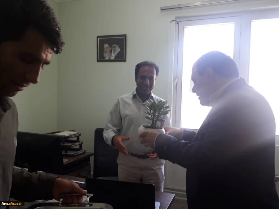 مراسم تقدیر و تکریم از کارکنان دانشگاه فرهنگیان فارس توسط جناب آقای دکتر افلاکی فرد بمناسبت هفته دولت و روز کارمند 2