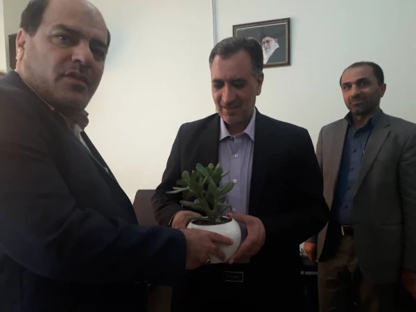 مراسم تقدیر و تکریم از کارکنان دانشگاه فرهنگیان فارس توسط جناب آقای دکتر افلاکی فرد بمناسبت هفته دولت و روز کارمند 4