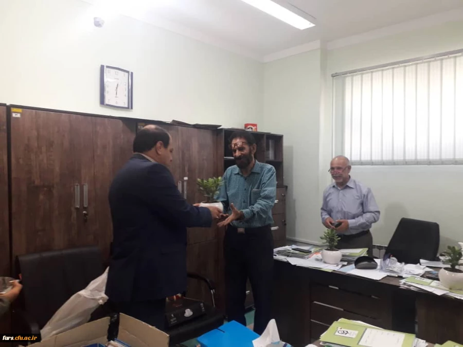مراسم تقدیر و تکریم از کارکنان دانشگاه فرهنگیان فارس توسط جناب آقای دکتر افلاکی فرد بمناسبت هفته دولت و روز کارمند 6