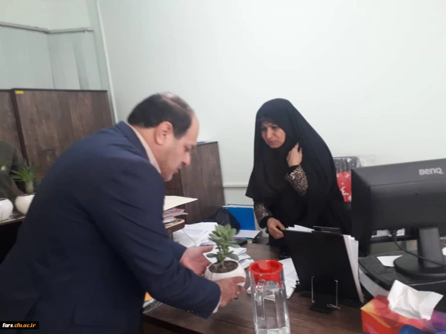 مراسم تقدیر و تکریم از کارکنان دانشگاه فرهنگیان فارس توسط جناب آقای دکتر افلاکی فرد بمناسبت هفته دولت و روز کارمند 8