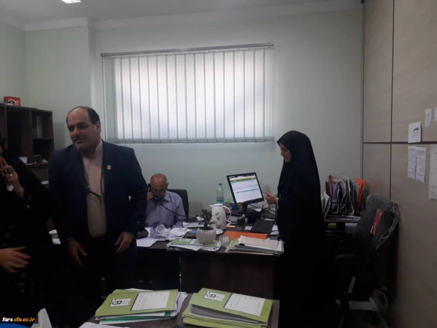 مراسم تقدیر و تکریم از کارکنان دانشگاه فرهنگیان فارس توسط جناب آقای دکتر افلاکی فرد بمناسبت هفته دولت و روز کارمند 10