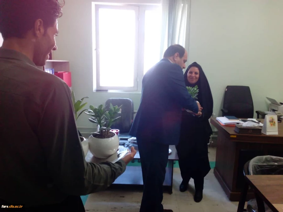 مراسم تقدیر و تکریم از کارکنان دانشگاه فرهنگیان فارس توسط جناب آقای دکتر افلاکی فرد بمناسبت هفته دولت و روز کارمند 11