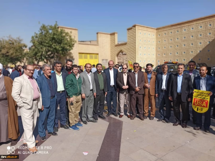  حضور رئیس  دانشگاه فرهنگیان استان فارس  در جمع  دانشجو معلمان حاضر  در
 راهپیمایی یوم  الله 13 آبان  2