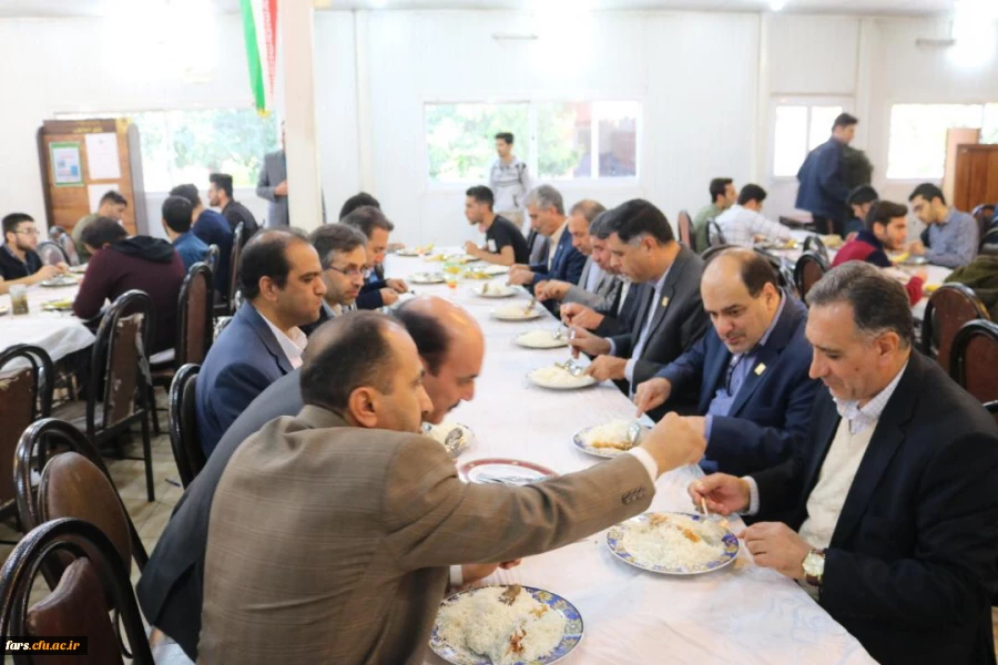 حضور جناب آقای دکتر افلاکی فرد رئیس دانشگاه فرهنگیان فارس در بین دانشجویان و صرف نهار با آنها بمناسبت روز دانشجو 2