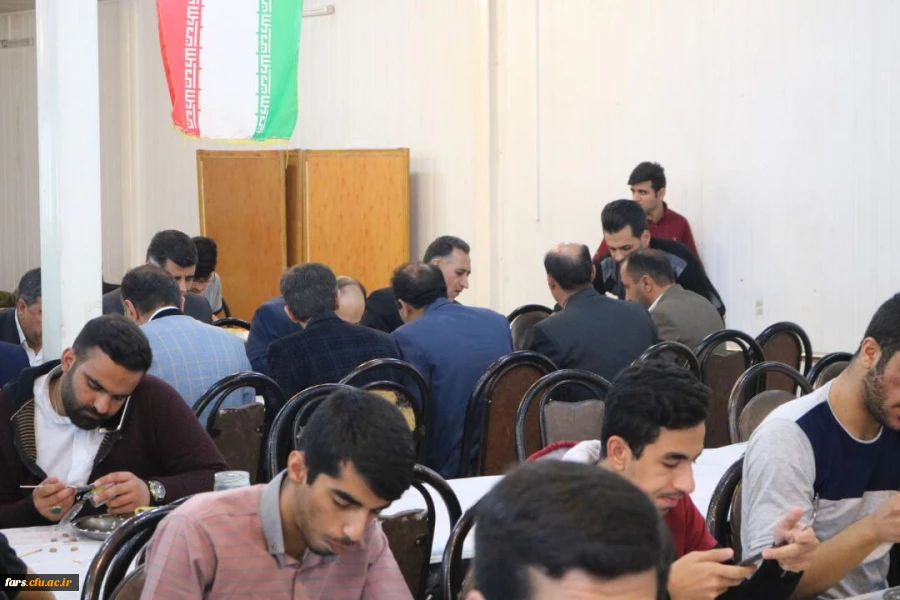 حضور جناب آقای دکتر افلاکی فرد رئیس دانشگاه فرهنگیان فارس در بین دانشجویان و صرف نهار با آنها بمناسبت روز دانشجو 3