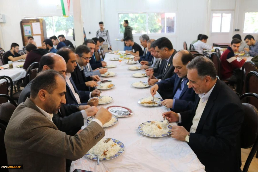 حضور جناب آقای دکتر افلاکی فرد رئیس دانشگاه فرهنگیان فارس در بین دانشجویان و صرف نهار با آنها بمناسبت روز دانشجو 4