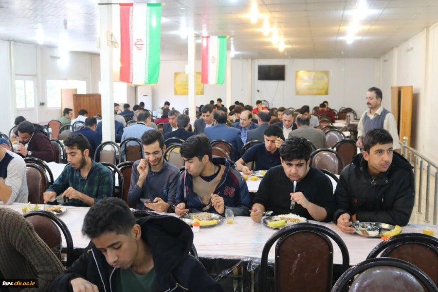 حضور جناب آقای دکتر افلاکی فرد رئیس دانشگاه فرهنگیان فارس در بین دانشجویان و صرف نهار با آنها بمناسبت روز دانشجو 5