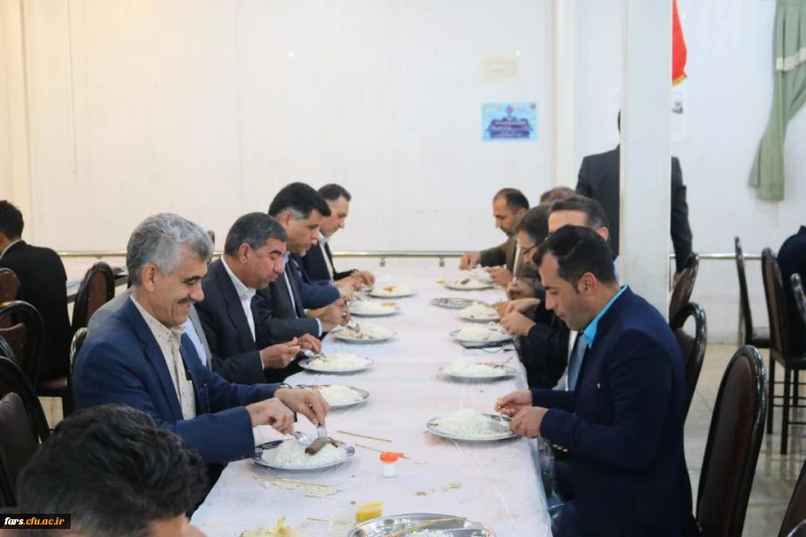 حضور جناب آقای دکتر افلاکی فرد رئیس دانشگاه فرهنگیان فارس در بین دانشجویان و صرف نهار با آنها بمناسبت روز دانشجو 7