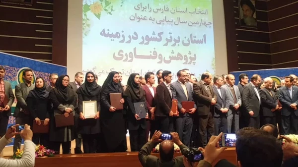 تقدیر از دانشجو معلم زینب روستائی از پردیس شهید باهنر در مراسم تقدیر از پژوهشگران برتر استان فارس 3