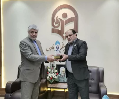 در تصمیم گیری های خرد و کلان کشور باید با نگاه ویژه به معلمان و مدیران آموزشی توجه کرد زیرا شالوده و بنیان آموزش و تربیت معلم در دانشگاه فرهنگیان پایه گزاری میشود باید مشکلات و مسائل فرهنگیان در راس امور قرار گیرد

 2