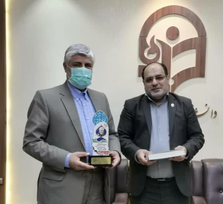 در تصمیم گیری های خرد و کلان کشور باید با نگاه ویژه به معلمان و مدیران آموزشی توجه کرد زیرا شالوده و بنیان آموزش و تربیت معلم در دانشگاه فرهنگیان پایه گزاری میشود باید مشکلات و مسائل فرهنگیان در راس امور قرار گیرد

 5