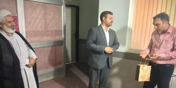 جلسه تقدیر از زحمات همکار گرامی جناب آقای منصور رئیسی بخاطر برپایی منظم نماز جماعت در مدیریت امور پردیس های استان فارس 2