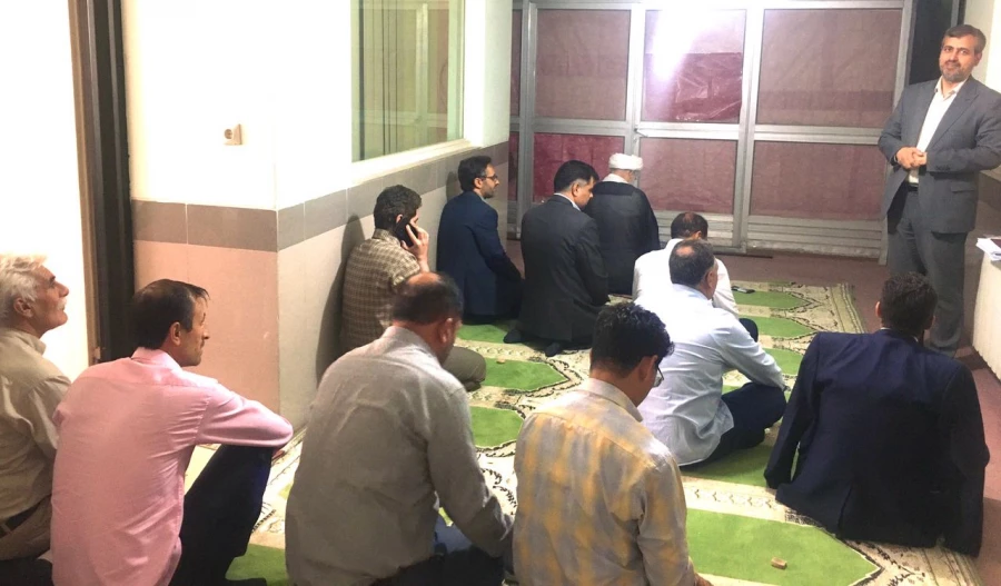 جلسه تقدیر از زحمات همکار گرامی جناب آقای منصور رئیسی بخاطر برپایی منظم نماز جماعت در مدیریت امور پردیس های استان فارس 4