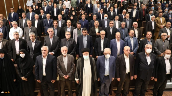 در مراسمی با حضور رئیس جمهور از اعضای هیئت علمی و دانشجویان نمونه کشوری تجلیل شد 5