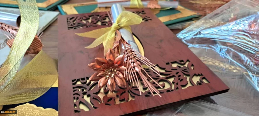 جشن دانش آموختگی دانشجویان ورودی 97 مرکز سلمان فارسی شیراز در تاریخ سوم مرداد ماه 1400 در سالن اجتماعات این مرکز برگزار شد 4