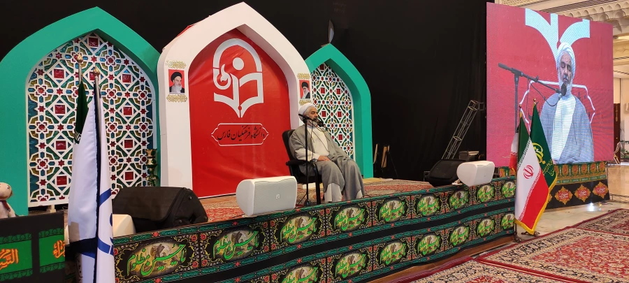 بیان مشکلات دانشگاه درقالب طنز  در مراسم اختتامیه دوره تابستانه امید، مهارت و باورمندی دانشگاه فرهنگیان فارس 3