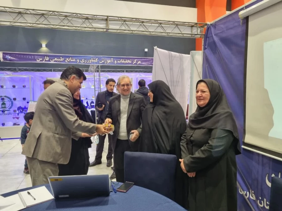 برپایی غرفه فن بازار دانشگاه فرهنگیان استان فارس در تاریخ ۲۰ لغایت ۲۳ آذر ماه ۱۴۰۱ جهاد دانشگاهی دانشگاه شیراز 12