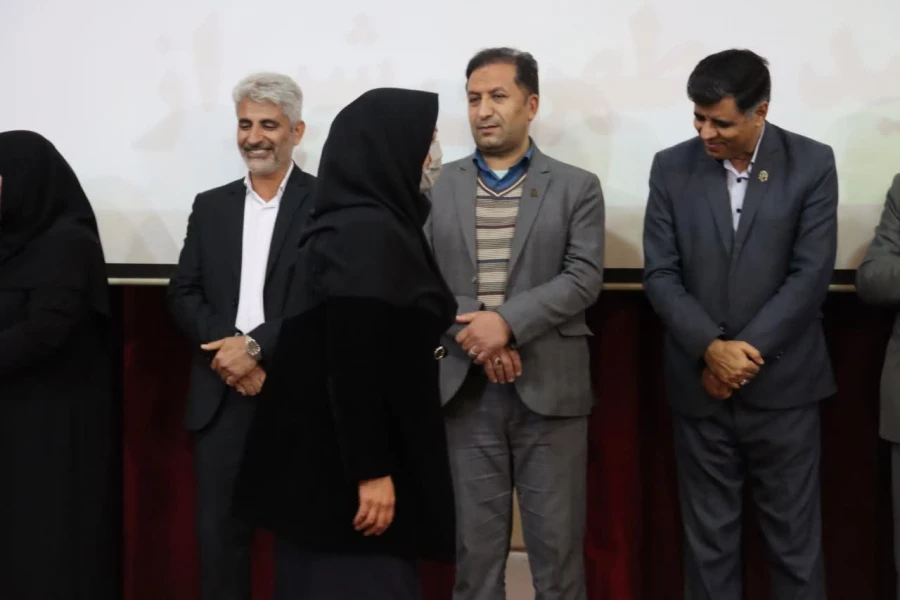 مراسم جشن هفته پژوهش با حضور مسئولین، اساتید و کارکنان و دانشجویان دانشگاه فرهنگیان فارس در مرکز شهید مطهری برگزار گردید. 7