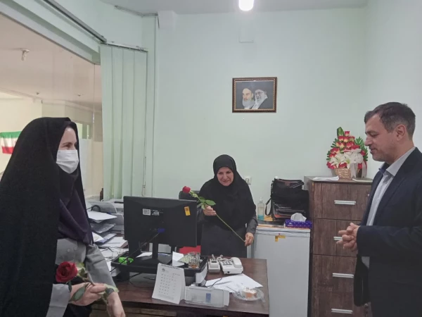 در اولین روز هفته بزرگداشت مقام معلم برگزار شد:
تقدیر مدیریت دانشگاه فرهنگیان استان فارس از کارمندان دانشگاه فرهنگیان
 2