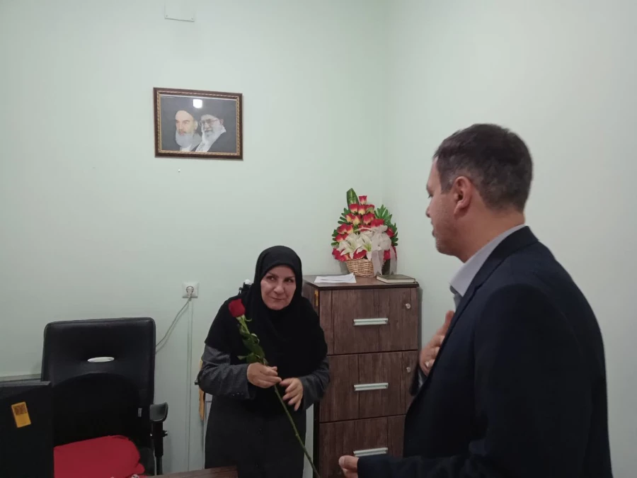 در اولین روز هفته بزرگداشت مقام معلم برگزار شد:
تقدیر مدیریت دانشگاه فرهنگیان استان فارس از کارمندان دانشگاه فرهنگیان
 5