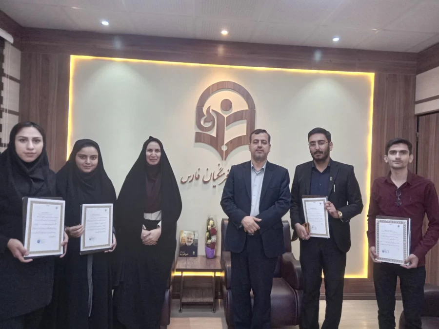 در هفته بزرگداشت مقام معلم برگزار شد:
تجلیل از دانشجو معلمان حائز رتبه در جشنواره های ورزشی دانشگاه فرهنگیان و دانشجو معلم دارنده مدال برنز هشتمین دوره مسابقات بین المللی کاراته تهران (Madter cup) توسط مدیریت دانشگاه فرهنگیان استان فارس 2