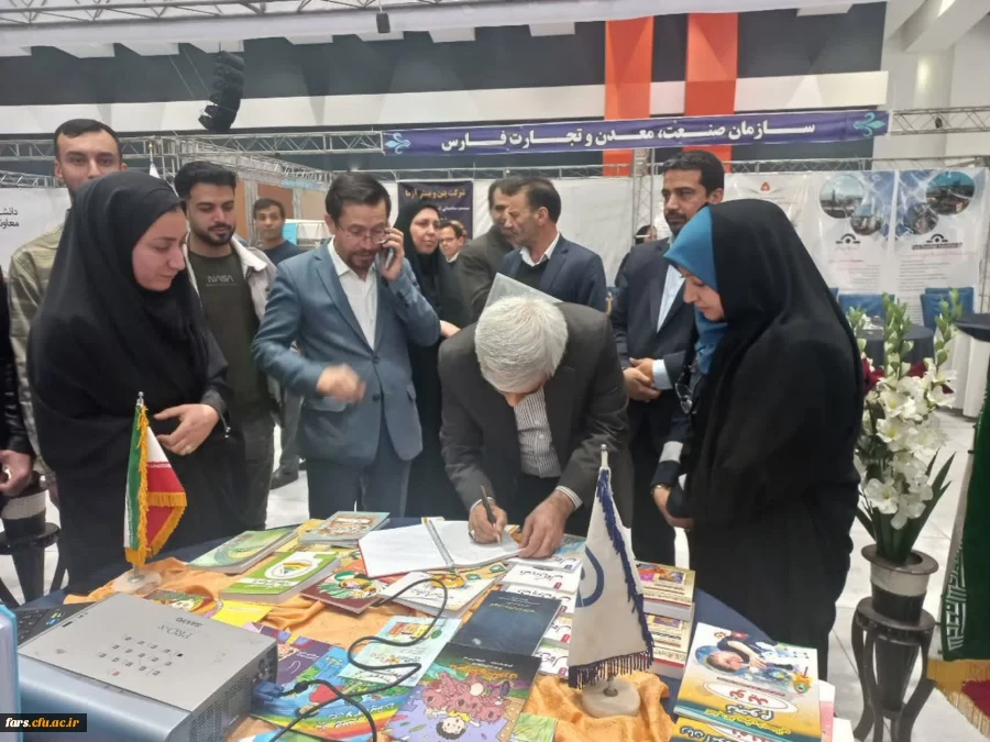 غرفه دانشگاه فرهنگیان فارس در نمایشگاه هفته پژوهش وفناوری استان فارس 4