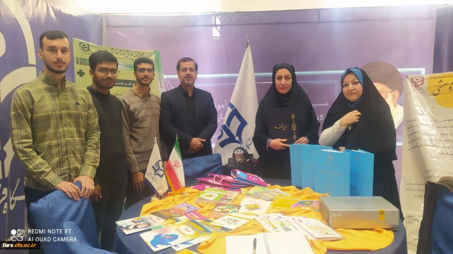 بازدید زارع شیبانی مدیریت استانی دانشگاه فرهنگیان فارس از غرفه پژوهشی دانشگاه فرهنگیان فارس 2