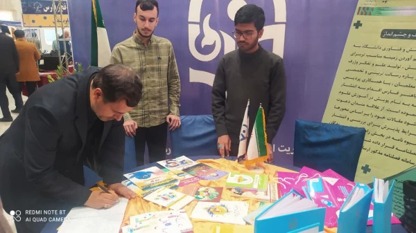 بازدید زارع شیبانی مدیریت استانی دانشگاه فرهنگیان فارس از غرفه پژوهشی دانشگاه فرهنگیان فارس 3