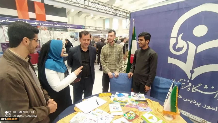 بازدید زارع شیبانی مدیریت استانی دانشگاه فرهنگیان فارس از غرفه پژوهشی دانشگاه فرهنگیان فارس 4