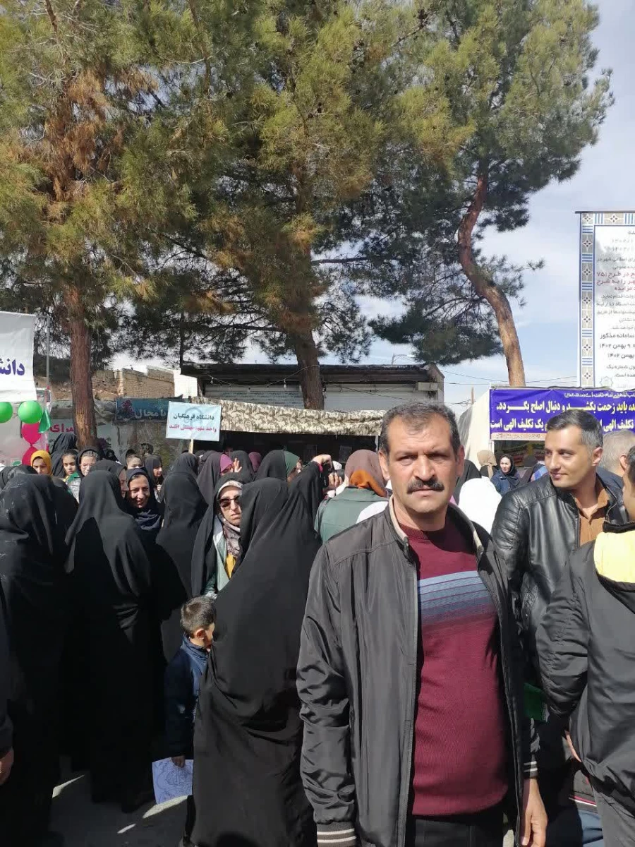 حضور کارکنان، اساتید و دانشجو معلمان مرکز شهید بهشتی اقلید در  راهپیمایی 22 بهمن شهر اقلید. 3