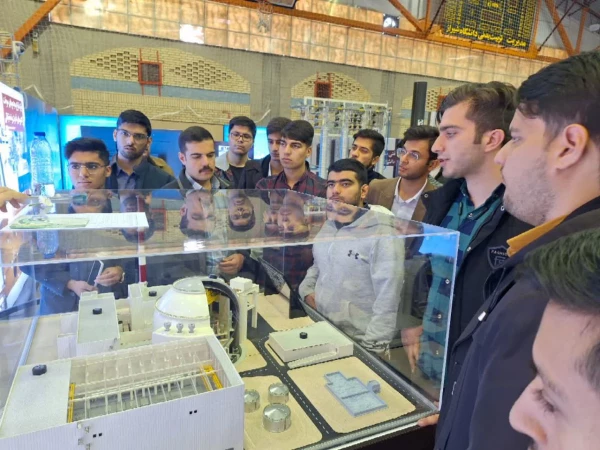 بازدید دانشجومعلمان پردیس شهید رجایی فارس از نمایشگاه تخصصی دستاوردهای صنعت هسته ای کشور در دانشگاه شیراز 2