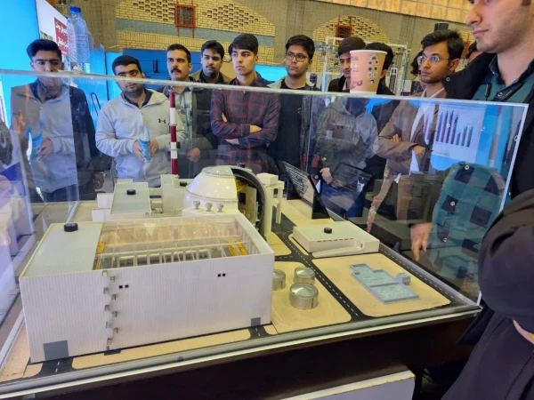 بازدید دانشجومعلمان پردیس شهید رجایی فارس از نمایشگاه تخصصی دستاوردهای صنعت هسته ای کشور در دانشگاه شیراز 3