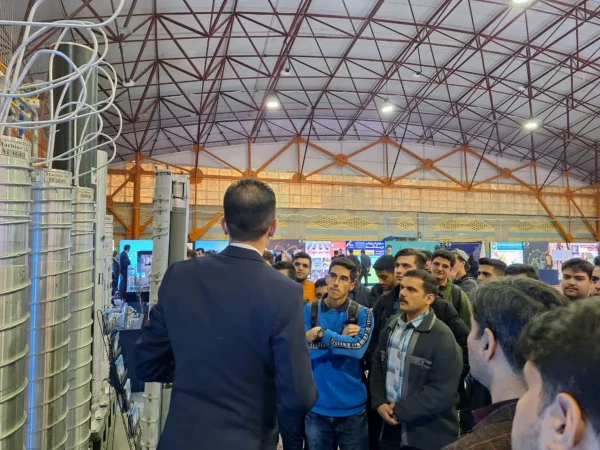 بازدید دانشجومعلمان پردیس شهید رجایی فارس از نمایشگاه تخصصی دستاوردهای صنعت هسته ای کشور در دانشگاه شیراز 4
