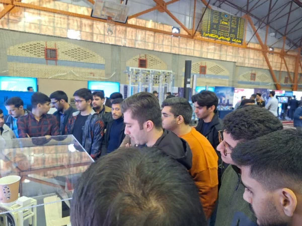 بازدید دانشجومعلمان پردیس شهید رجایی فارس از نمایشگاه تخصصی دستاوردهای صنعت هسته ای کشور در دانشگاه شیراز 5