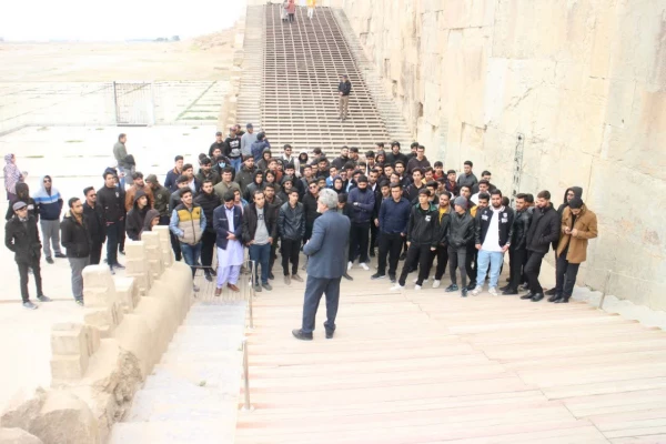 حضور دانشجومعلمان دانشگاه فرهنگیان شهید_مطهری_شیراز در اردوی نیم روزه  ی علمی_تفریحی تخت جمشید  2