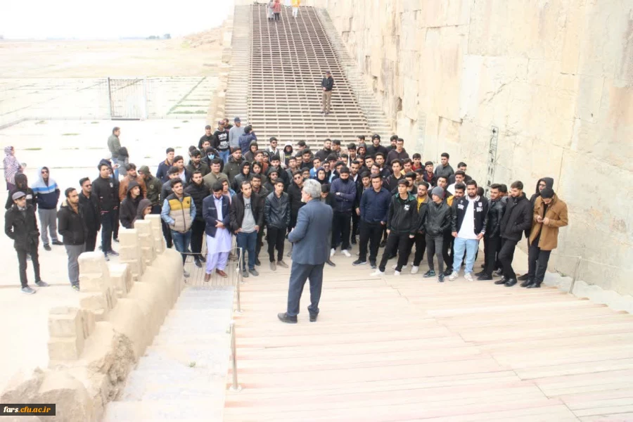 حضور دانشجومعلمان دانشگاه فرهنگیان شهید_مطهری_شیراز در اردوی نیم روزه  ی علمی_تفریحی تخت جمشید  2